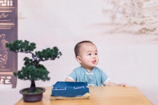 景德镇怀孕肚子中间凹两边凸